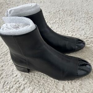 Stuart Weitzman Quartz 25 booties with captoe